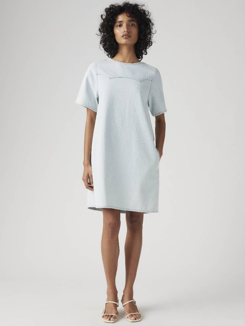 nwt LEVI'S Denim Tee Dress in Light Wash (M)